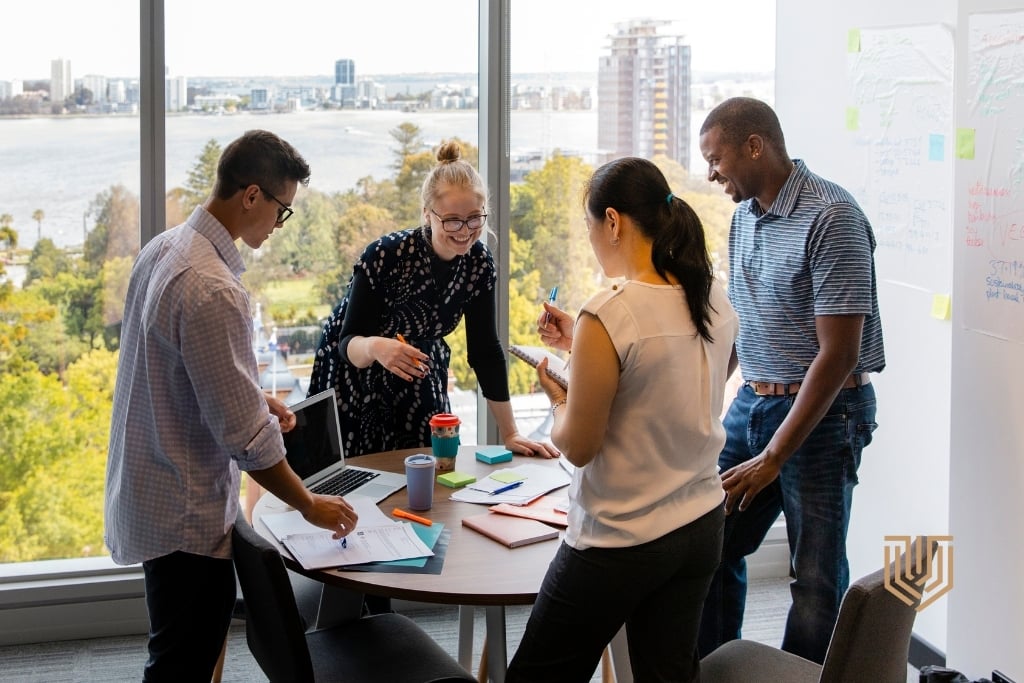 eadership_workplace_wellbeing_team_discussion